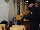 Policisté kontrolují vlak do Berlína. Zadreli v nm sedm lidí (27. ervna...