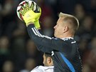 Nmecký branká Marc-André Ter Stegen zasahuje pi centru bhem utkání s eskem...