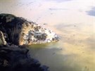 Kamerunské jezero Nyos po limnické erupci, která uvolnila do okolí mnoství...
