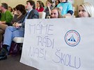 Studenti p�i�li na zastupitelstvo kraje podpo�it snahu hradeck� soukrom� �koly...