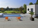 Zázemí a technologie bazénu jsou umístěny v samostatném zahradním domku a...
