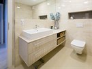 Nadasov eená koupelna má na podlaze velkoformátovou dlabu 60 × 60 cm od...