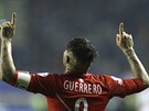 Peruánský fotbalista Jose Paolo Guerrero se raduje z jednoho ze svých tí gól...