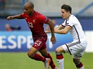 Portugalský fotbalista Joao Mario (vlevo) uniká ,   Christianu Günterovi z...