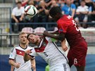 Portugalský fotbalista William Carvalho (vpravo) v souboji s Kevinem Vollandem...