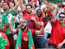 Portugaltí fanouci se radují z jednoho z gól v nmecké brance.