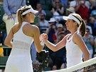 Ruská tenistka Maria arapovová (vlevo) pijímá gratulaci od Britky Johanny...