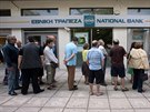 Lidé vybírají úspory po celém ecku, fronty jsou také ped bankomaty v Soluni...