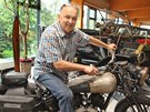 Majitel ned�vno otev�en�ho muzea Jaroslav �er� na motocyklu Brough Superior SS...