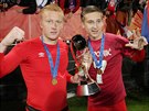 Srbtí fotbalisté Ivan Saponji (vlevo) a Radovan Pankov s trofejí pro vítze...