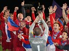 Srbtí fotbalisté s trofejí pro vítze MS do 20 let.