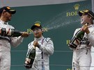 Lewis Hamilton míí proud ampaského na Nika Rosberga, svého pemoitele ve...