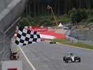 Nico Rosberg z Mercedesu projídí cílem Velké ceny Rakouska jako vítz.