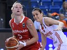 Turecká basketbalistka aziye Iveginová (vpravo) sleduje unikající eské kídlo...