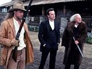 Brad Pitt, Aidan Quinn a Anthony Hopkins ve filmu Legenda o váni (1994)