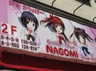 Cedule nad vchodem do Café Nagomi