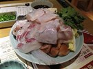 Takto pistane na stole hlavní chod: syrové kusy fugu, zelenina, houby a...