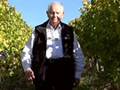 Josef Chromý ve svém vinohradu