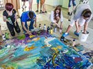 Studenti Gymnázia Vodradská pi akní malb s Michaelem Rittsteinem