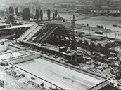 Výstavba Plaveckého stadionu v Podolí.