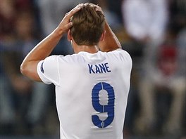 TO NE... Fotbalisté Anglie Harry Kane a Danny Ings litují inkasovaného gólu v...