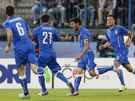 HURÁ! Italští fotbalisté se radují z gólu Benassiho, který proti Anglii...