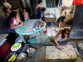 Bingo ve slumu, město Quezon City v oblasti Metropolitan Manila, 1. března 2015