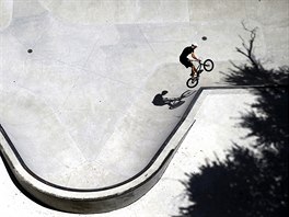 VOLNOST. Biker v texaském Austinu se baví v místním skateboardovém parku.