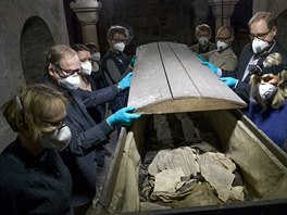 védtí výzkumníci oteveli hrobku místního biskupa. Peder Winstrup leel v...