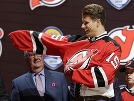 Pavel Zacha oblk dres New Jersey, kter si eskho hokejistu vybralo v draftu...