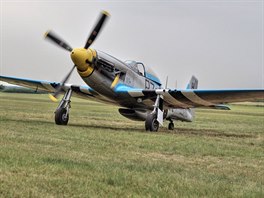 P-51 Mustang s charakteristickým chladiem pod trupem