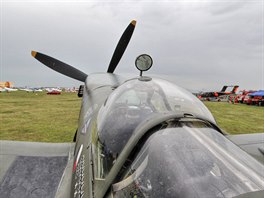 Zpětné zrcátko Spitfire pomáhalo pilotovi spatřit zezadu útočícího nepřítele.