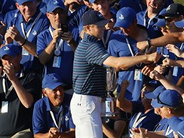 Americk golfista Jordan Spieth pijm gratulace k triumfu na US Open.