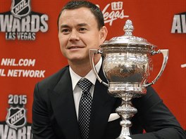 Ji Hudler s Lady Byng Memorial Trophy pro hokejovho gentlemana.