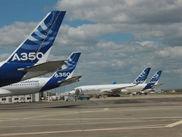 Pehldka tovrnch letoun Airbusu na letiti v Toulouse: ti z pti A350 a...