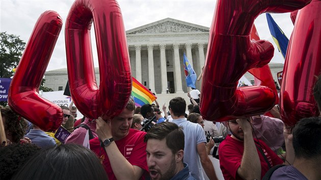 Nejvy soud USA rozhodl, e homosexulov ve vech 50 sttech maj prvo na satek. Ped budovou Nejvyho soudu ve Washingtonu se shromdily zastnci satk osob stejnho pohlav. Po oznmen prlomovho rozhodnut lid propukli v jsot a objmali se. (26. ervna 2015)