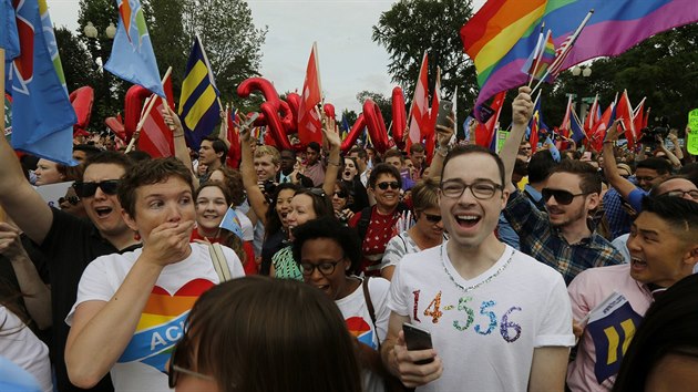 Ped budovou Nejvyho soudu ve Washingtonu se shromdily zastnci satk osob stejnho pohlav. Po oznmen prlomovho rozhodnut lid propukli v jsot a objmali se. (26. ervna 2015)