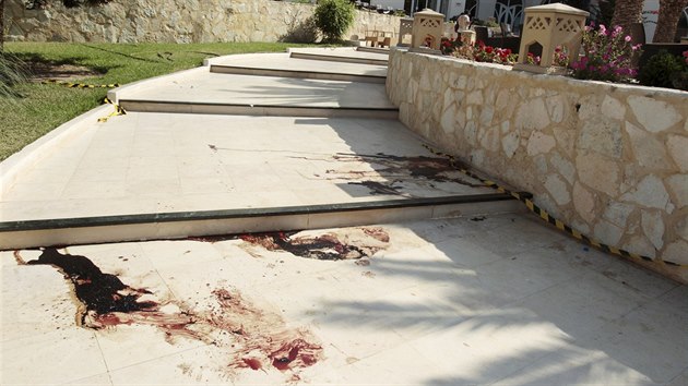 Ve vchodotuniskm mst Sousse zatoili terorist na mstn hotel. Pi toku zemelo nejmn 27 lid. (26. ervna 2015)