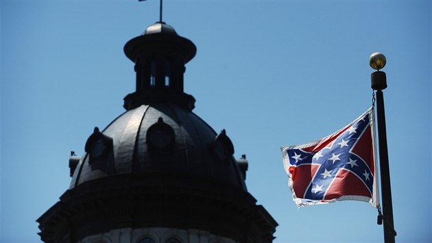 Konfederan vlajka v arelu kapitolu Jin Karolny ve mst Columbia (19. ervna 2015)