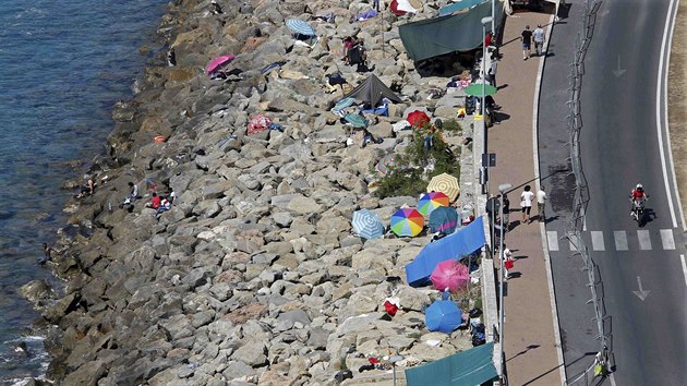 Ležení migrantů na pláži ve městě Ventimiglia na hranicích Itálie a Francie (20. června 2015)