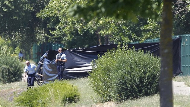 Francouzsk policie na mst toku na tovrnu ve mst Saint-Quentin-Fallavier (26. ervna 2015)