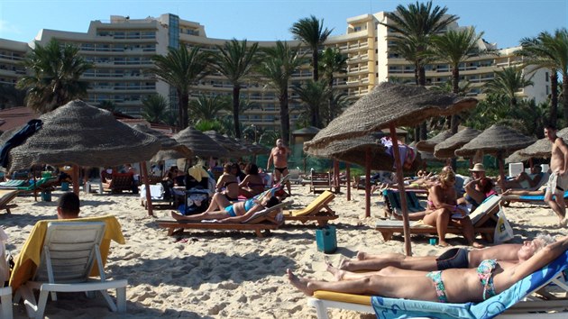 Opalujc se turist v tuniskm letovisku Sousse. Archivn snmek z roku 2013.