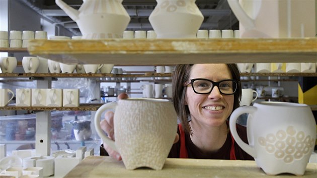 Dubská porcelánka pořádá hrnkové sympozium s cílem nalézt nové tvary a dekory, které by se daly uplatnit ve výrobě. Na snímku se svými návrhy kanadská výtvarnice Mynthia McDaniel.
