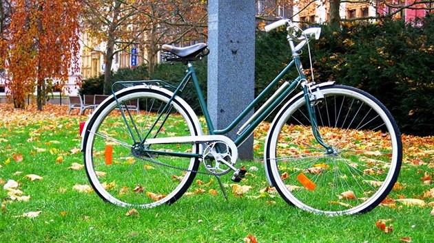 Alex Erdman stará kola renovuje pro lidi, kteří chtějí při jízdě ve městě sladit svůj vzhled a vypadat elegantně.