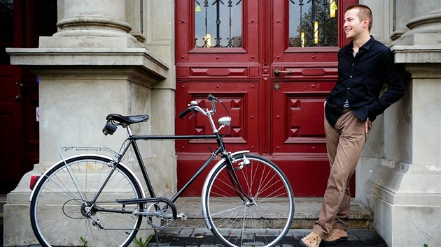 Alex Erdman stará kola renovuje pro lidi, kteří chtějí při jízdě ve městě sladit svůj vzhled a vypadat elegantně.