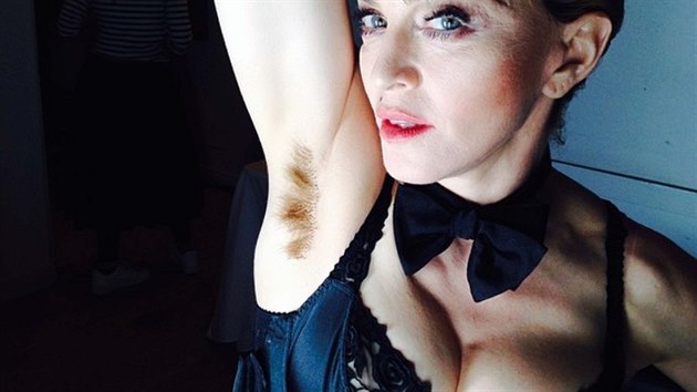 Zpvaka Madonna sdlela sv zarostl podpa na Instagramu v roce 2014