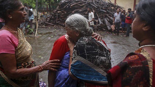 Pbuzn lid, kte zemeli po konzumaci panovanho alkoholu ve slumu v indick Bombaji (20. ervna 2015).