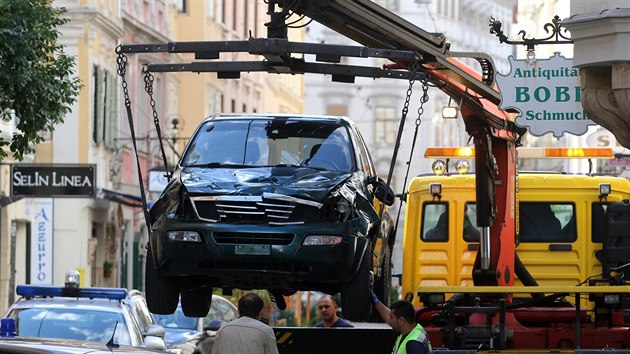 Odtah automobilu, kterm mu v Rakousku najdl do lid (20. ervna 2015).