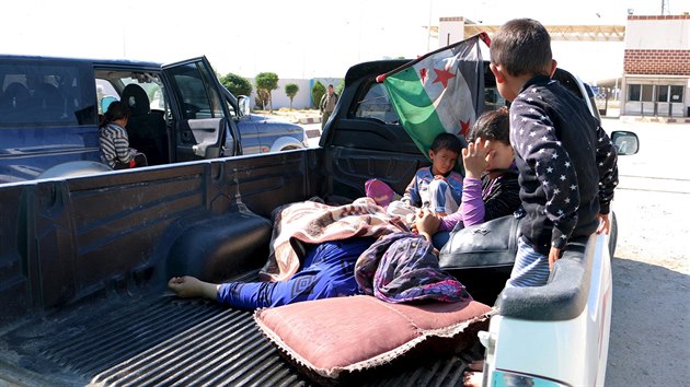 Zrann civilist z Kobani se sna dostat do Turecka (25. ervna 2015).