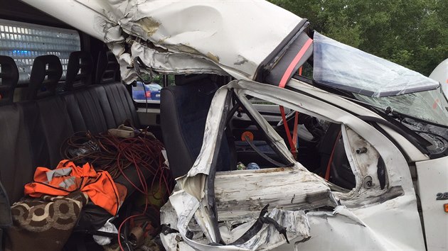 Nehoda dodvky a kamionu zkomplikovala provoz na dlnici D8 ve smru na Prahu (23.6.2015)